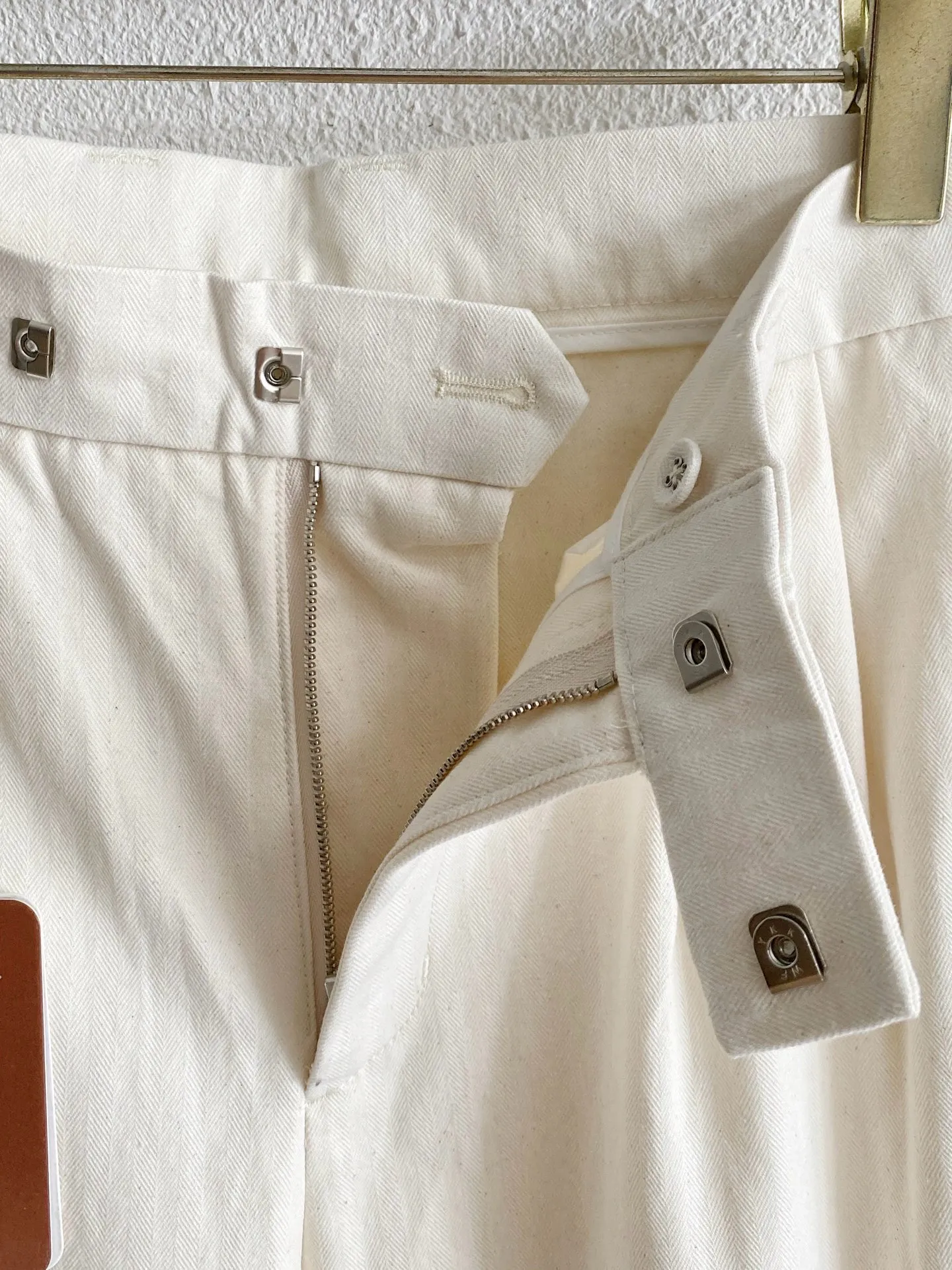 Loro Piana selects cotton and linen fabrics with soft and breathable texture, excellent drape, and the upper body is comfortable and not sweaty. Wide-leg straight fit, pleated design to enhance the lines, and the pants are loose and neat. Simple and light luxury style, available in three colors, suitable for both commuting and leisure, easily creating a relaxed and high-end look for men. Sizes:M-4XL